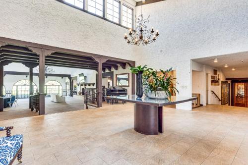 1 Mi to Shops on El Paseo Condo with Pool Access! in Rancho Mirage