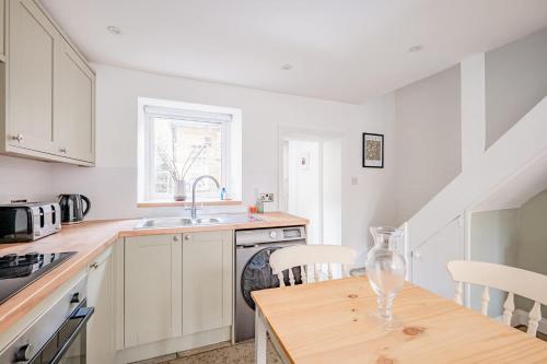 Cosy Cottage in Crewkerne Free on Street Parking in Crewkerne