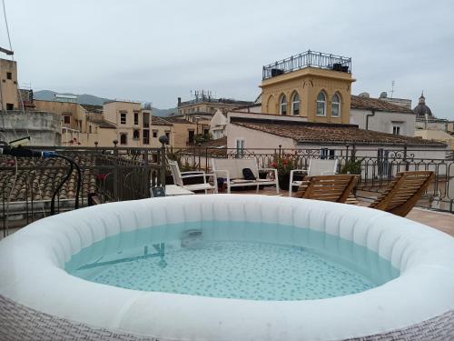 Sunny loft with terrace and Jacuzzi in the city centre, Palermo