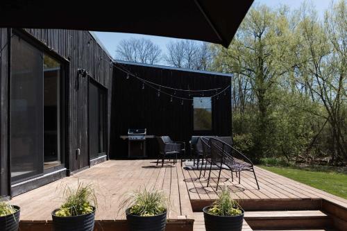 Willow Creek - Modern Sunlit Bungalow ST-2024-0253 in Niles Corners (ON)