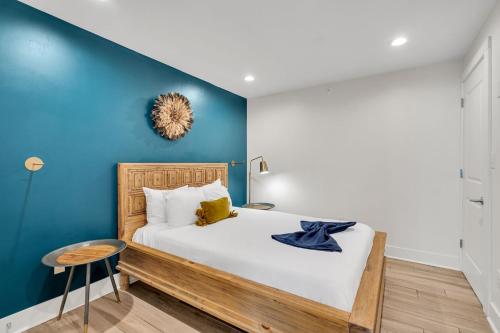 Chic Getaway Across From French Quarter - image 5