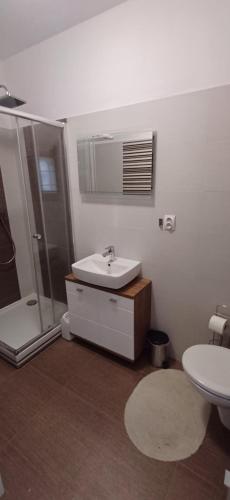 ฝักบัว, KM Apartment's in โปเวล