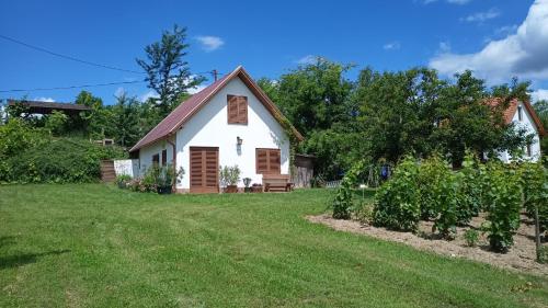 A szálláshely kívülről, NyugtatLak in Balatonalmádi