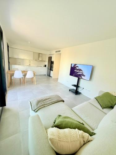 New and bright apartment, 2min from the beach
