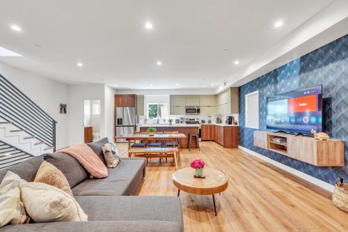 Luxurious Townhome W/3 Master Suites gated Parking, Los Angeles