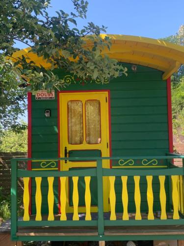 La roulotte de moulin rouge gîte à louer Bois de Romange