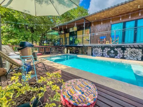 สระว่ายน้ำ, Petra Lago in ซาน แบร์นาร์ดิโน