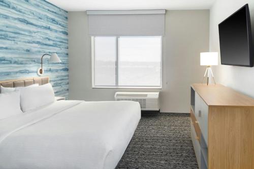 One-Bedroom King Suite with Sofa Bed and Adapted Tub - Mobility and Hearing Accessible