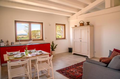 Casale Medi - Nuove ed eleganti case con giardino, vista e piscina condivisa in Belvedere Ostrense