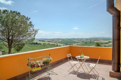 Casale Medi - Nuove ed eleganti case con giardino, vista e piscina condivisa in Belvedere Ostrense