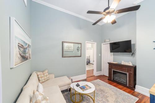 Martin B- historic district apt with pool in Ocala, USA
