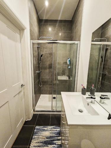Cleave House - Stylish  Chic 3 Bed House mins from Central London - image 14