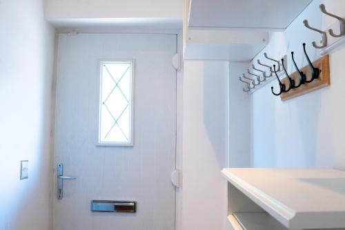 Cleave House - Stylish  Chic 3 Bed House mins from Central London - image 13