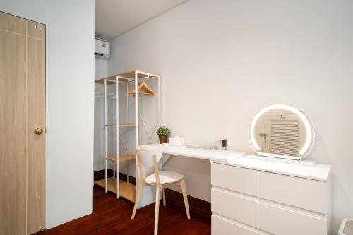 2BR/1BA Home In Yaowarat 5 Min MRT Nivas Wanit ECO Bangkok