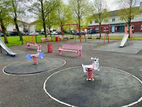 สนามเด็กเล่น, Gurteen Village Getaway in กอร์ทีน