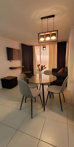 . Característico departamento 2 habitaciones, capacidad 4 y 5 personas, excelente vista de la ciudad y mar