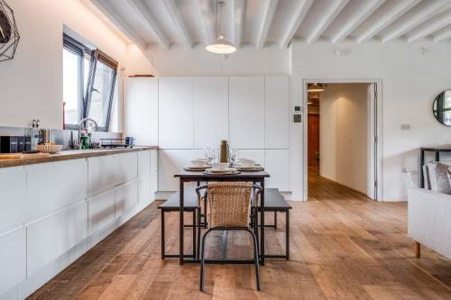 Huge Luxe 85inch Cinema Flat w/ Balcony & Parking - image 7