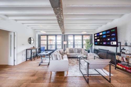 Huge Luxe 85inch Cinema Flat w/ Balcony & Parking - image 4
