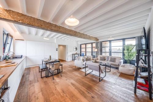 Huge Luxe 85inch Cinema Flat w/ Balcony & Parking - image 11