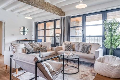 Huge Luxe 85inch Cinema Flat w/ Balcony & Parking - image 5