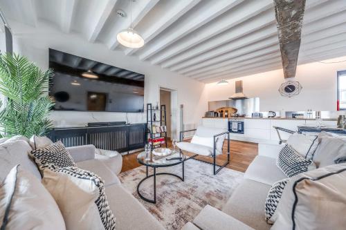 Huge Luxe 85inch Cinema Flat w/ Balcony & Parking - image 9