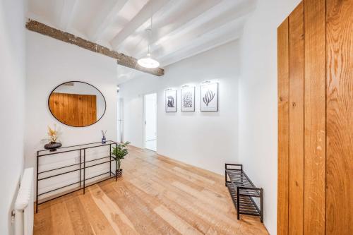 Huge Luxe 85inch Cinema Flat w/ Balcony & Parking - main image