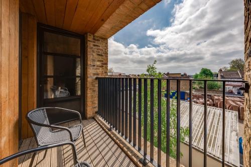 Huge Luxe 85inch Cinema Flat w/ Balcony & Parking - image 10