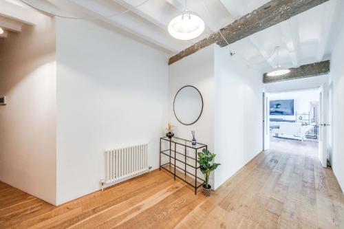 Huge Luxe 85inch Cinema Flat w/ Balcony & Parking - image 8