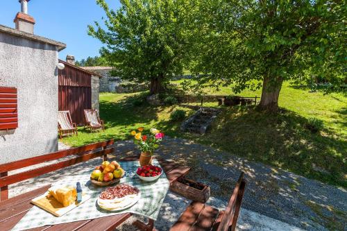 Dārzs, Cottage in green Istria in Kozljak
