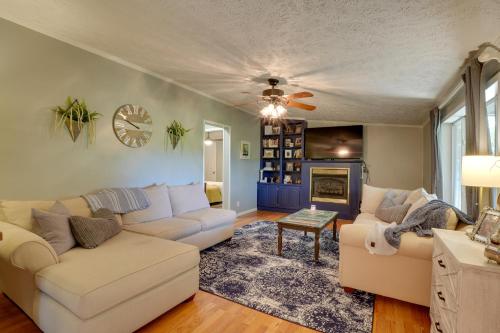Noteworthy Cabin Grill, Walk to Beaver Lake! in Rogers, USA