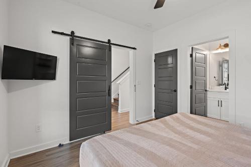Nashville Charmer - Private Rooftop - Sleeps 14 - image 2
