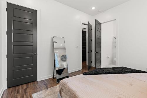 Nashville Charmer - Private Rooftop - Sleeps 14 - image 3