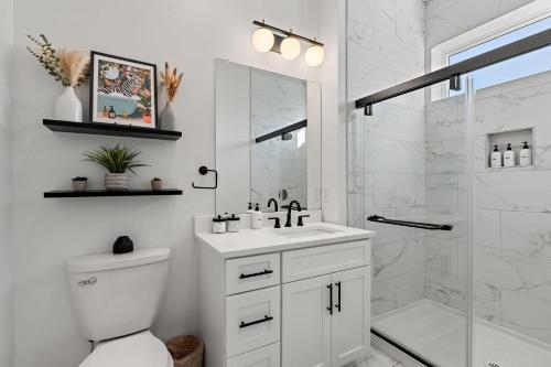 Nashville Charmer - Private Rooftop - Sleeps 14 - image 5