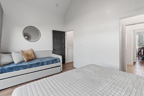 Nashville Charmer - Private Rooftop - Sleeps 14 - image 4