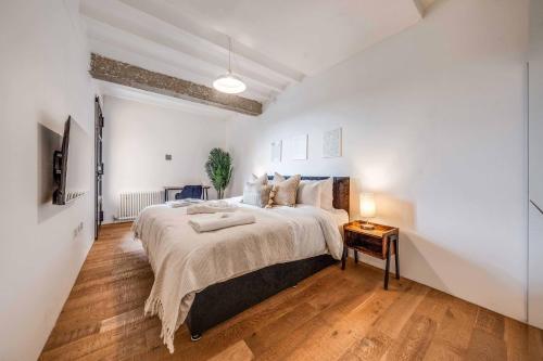 Huge Luxe 85inch Cinema Flat w/ Balcony & Parking - image 2