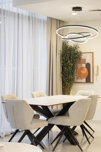 Luxe 2BR with Burj Khalifa View & Infinity Pool - image 12