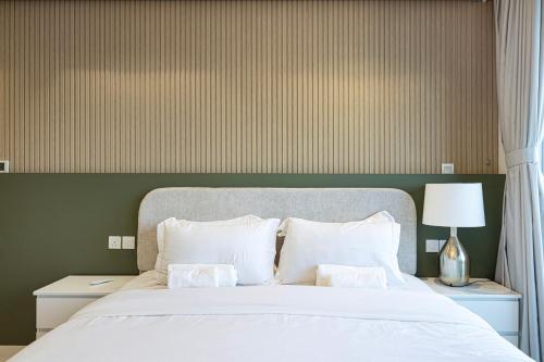 Luxe 2BR with Burj Khalifa View & Infinity Pool - image 3