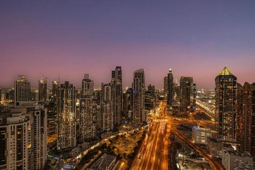 Luxe 2BR with Burj Khalifa View & Infinity Pool - image 9