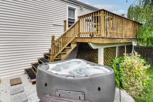 Beautiful Portsmouth Cottage By the Sea w/ Jacuzzi in Portsmouth (RI)