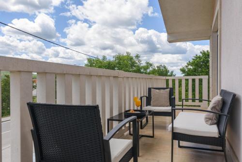 Divine Apartment Drnis - "Modern comfort at the gateway to Krka National Park" in Badanj