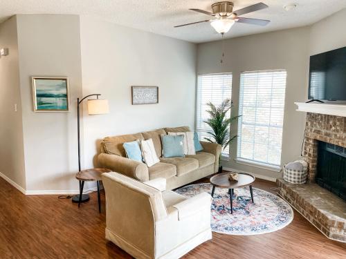 Dining and Beach Close! Cozy and Pet Friendly with Parking in Corpus Christi, USA