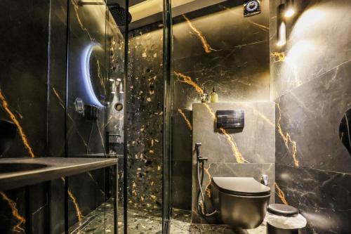 Queen Room with Spa Bath image 9