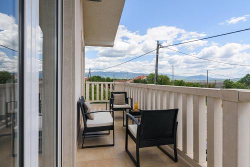 Divine Apartment Drnis - "Modern comfort at the gateway to Krka National Park" in Badanj