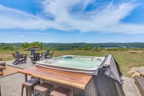 Stunning Hilham Home with Hot Tub, Views and Fire Pit! in 利文斯頓 (TN)