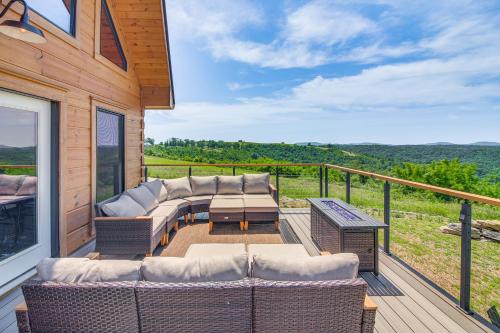 Stunning Hilham Home with Hot Tub, Views and Fire Pit! in 利文斯頓 (TN)