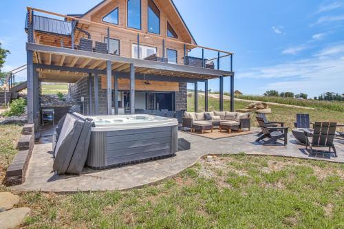 Stunning Hilham Home with Hot Tub, Views and Fire Pit! in 利文斯頓 (TN)