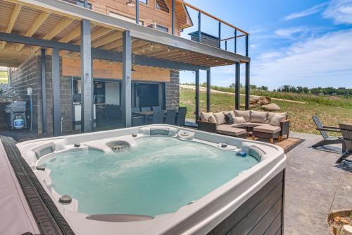 Stunning Hilham Home with Hot Tub, Views and Fire Pit! in 利文斯頓 (TN)