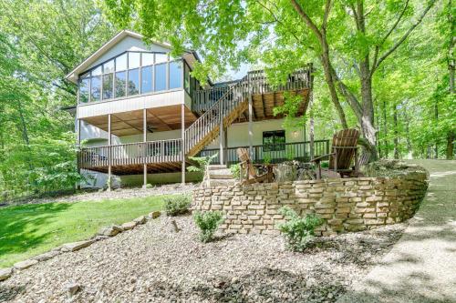 The Bella Vista Lakeside Treehouse with Dock and Kayaks - image 3