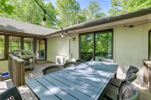 The Bella Vista Lakeside Treehouse with Dock and Kayaks - main image