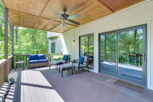 The Bella Vista Lakeside Treehouse with Dock and Kayaks - image 14